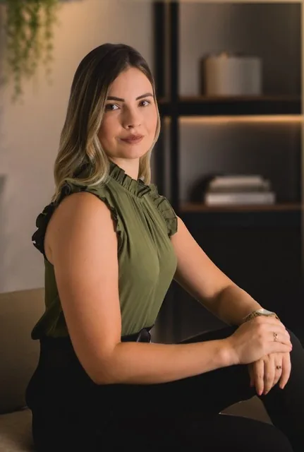 Dra. Kétlyn Zillmer sentada no escritório